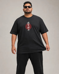 Model wearing the RENQARA Onyx Plus Size Graphic Supima Cotton T-Shirt showing the relaxed fit and Japanese-inspired chest graphic.